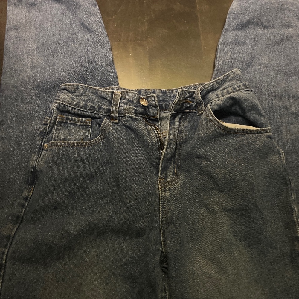 Women’s Medium Wash Straight Leg Jeans